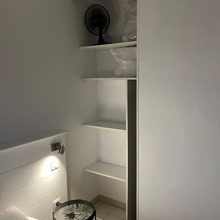 Appartement F2 Climatise, Piscine, Parking, A Pied Antibes