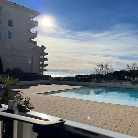 F2 Climatise, Piscine, Parking, A Pied Antibes