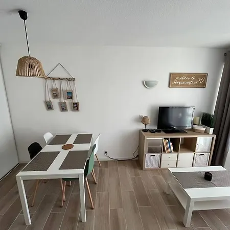 F2 Climatise, Piscine, Parking, A Pied Apartment