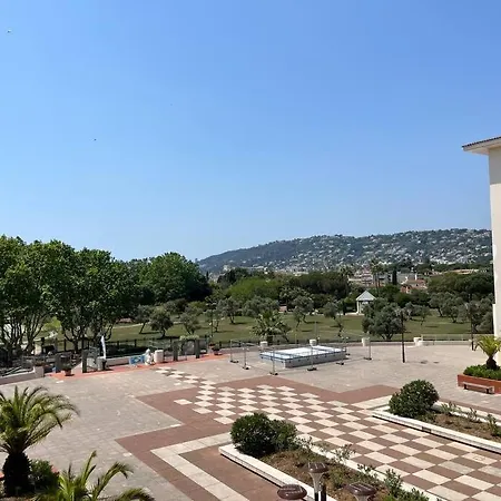Apartment F2 Climatise, Piscine, Parking, A Pied