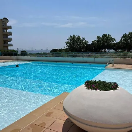 F2 Climatise, Piscine, Parking, A Pied Appartement *