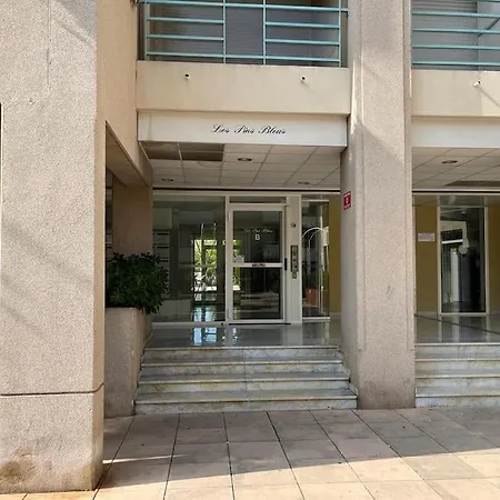 F2 Climatise, Piscine, Parking, A Pied